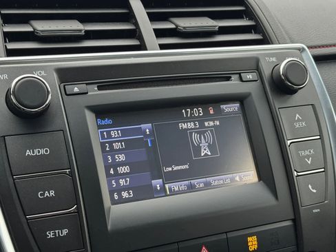 Used 2017 Toyota Camry SE image 5