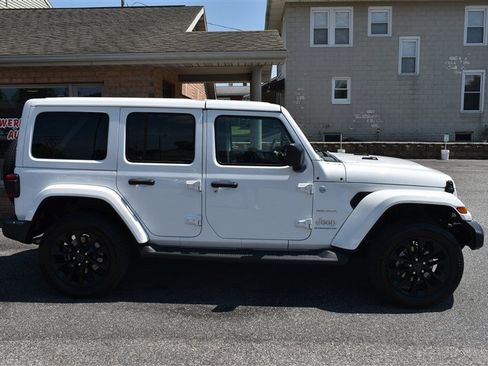 Used 2024 Jeep Wrangler Unlimited Sahara w/ Technology Group AWD/4WD image 2