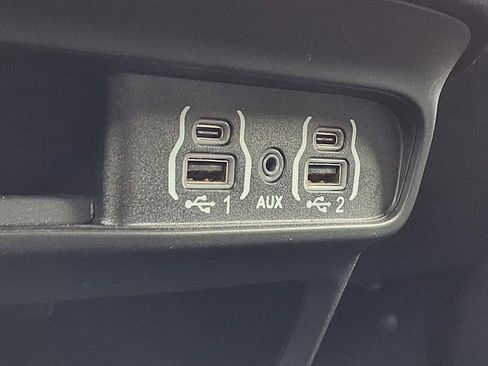 Used 2025 Chrysler Pacifica Select image 28