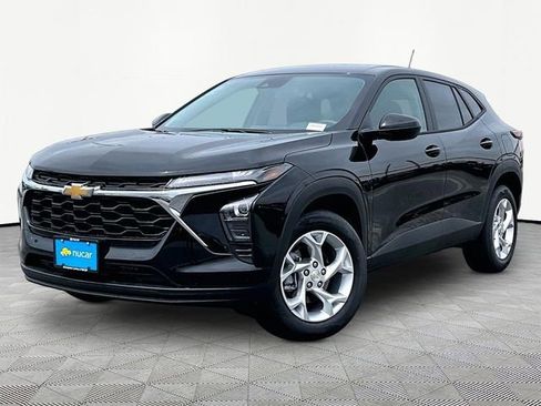 New 2026 Chevrolet Trax LS w/ LS Convenience Package FWD image 3