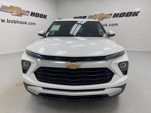Used 2025 Chevrolet TrailBlazer LT AWD/4WD image 2