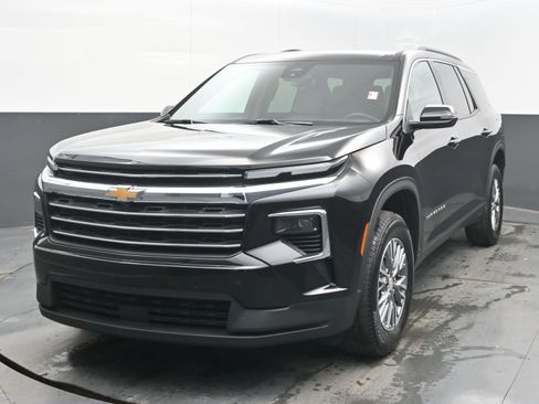 Used 2025 Chevrolet Traverse LT image 4
