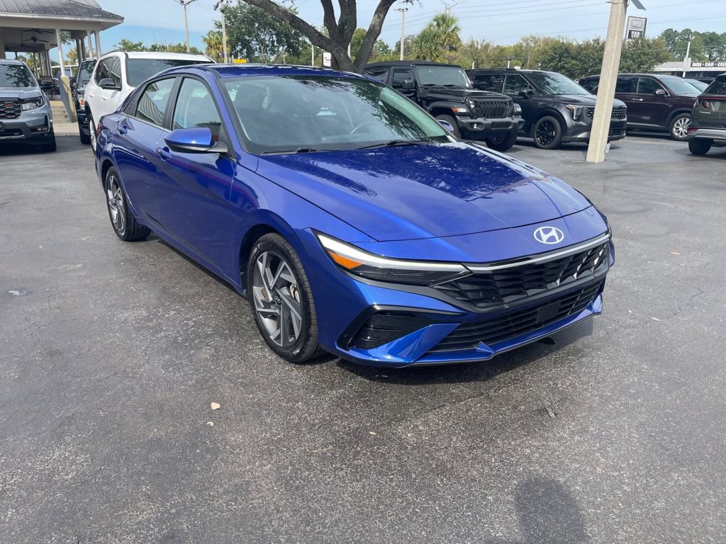Used 2025 Hyundai Elantra SEL FWD image 7