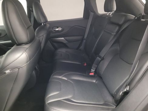 Used 2019 Jeep Cherokee Limited image 18