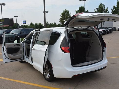 Used 2024 Chrysler Pacifica Touring-L FWD image 17