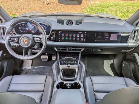 Certified 2025 Porsche Cayenne GTS AWD/4WD image 12