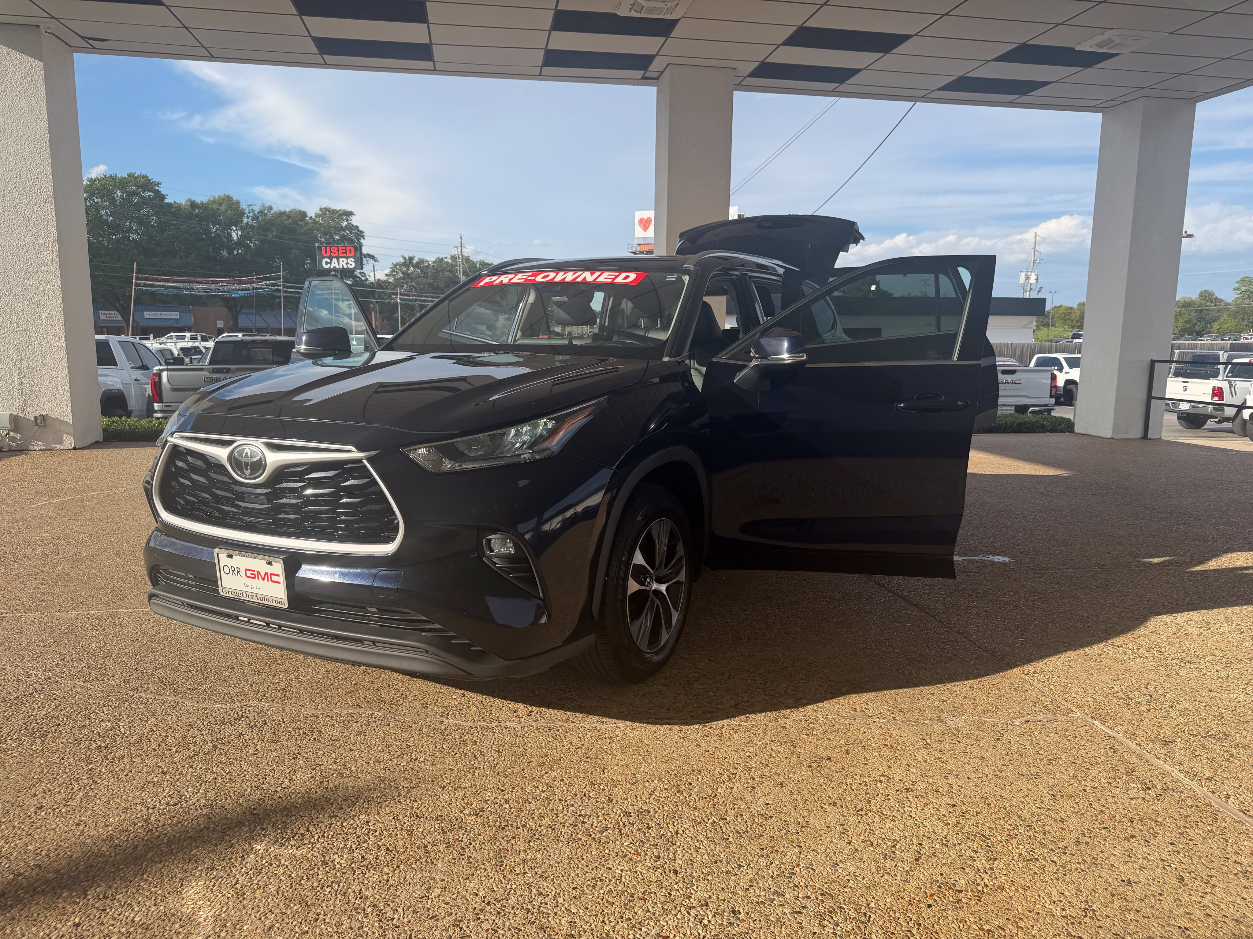 Used 2020 Toyota Highlander XLE FWD image 18