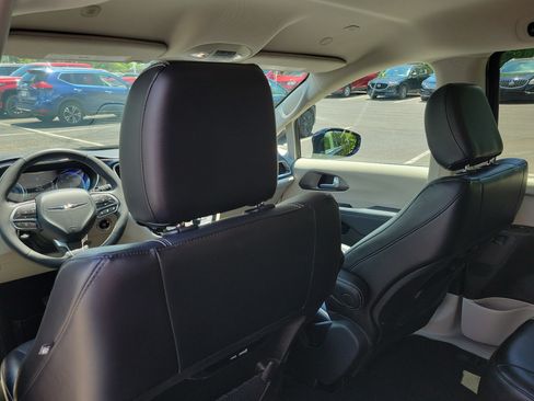 Used 2024 Chrysler Pacifica Touring-L FWD image 17