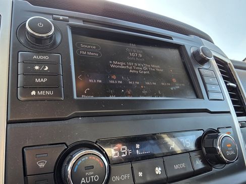 Used 2019 Nissan Titan SV w/ SV Convenience Package image 16