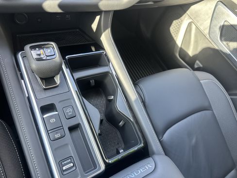 Used 2025 Nissan Pathfinder SL image 19