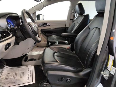 Used 2023 Chrysler Pacifica Touring-L image 27