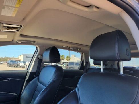 Used 2019 Kia Sorento SX image 25