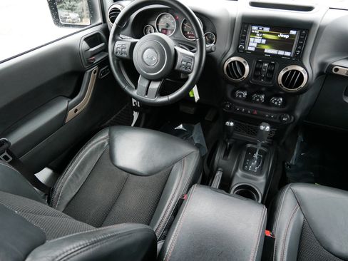 Used 2016 Jeep Wrangler Unlimited Sahara image 9