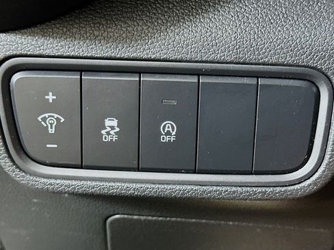 Used 2025 Kia Soul LX w/ LX Technology Package FWD image 17