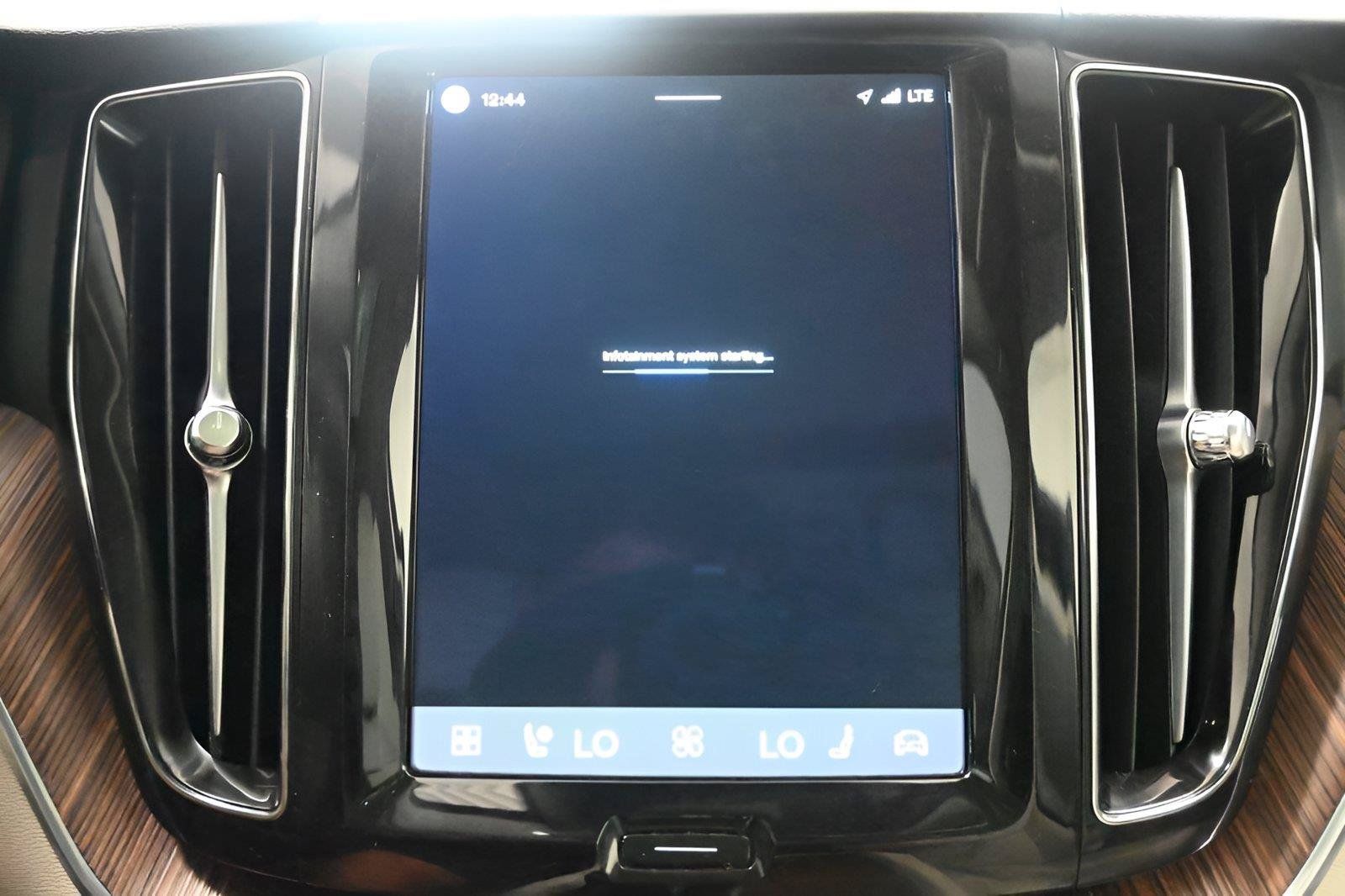 Used 2022 Volvo XC60 B5 Momentum w/ Protection Package AWD/4WD image 25
