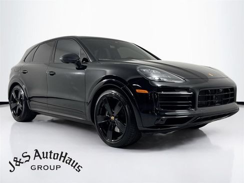 Used 2023 Porsche Cayenne GTS w/ Sport Chrono Package (8LH) AWD/4WD image 1