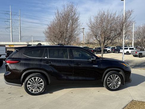 Used 2021 Toyota Highlander Platinum image 6
