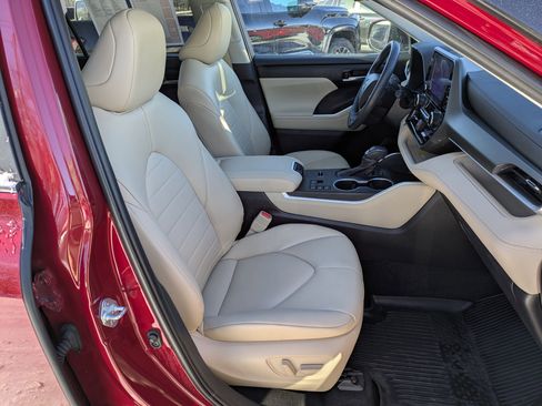 Certified 2023 Toyota Highlander XLE image 24