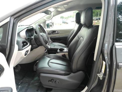 Used 2023 Chrysler Pacifica Touring-L FWD image 12