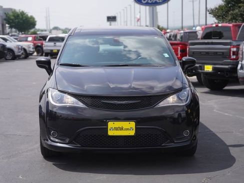 Used 2019 Chrysler Pacifica Touring Plus w/ S Appearance Package FWD image 3