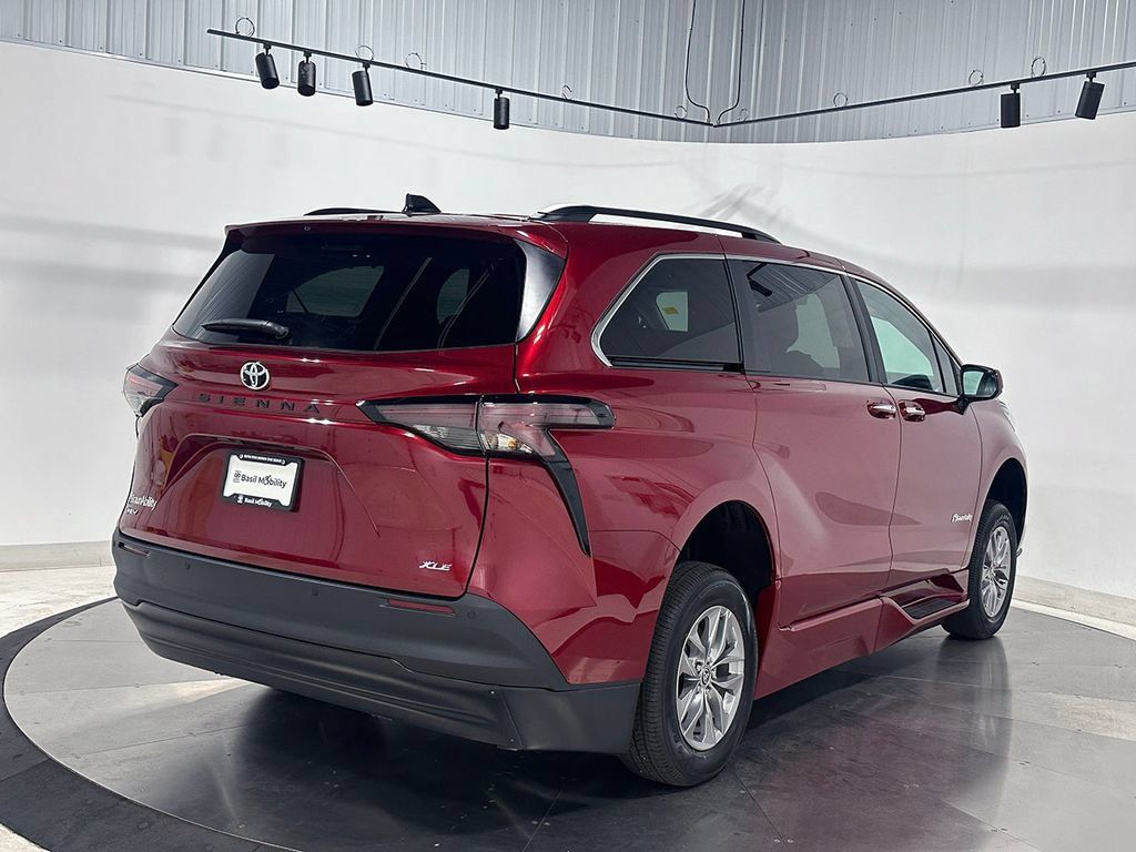 Used 2026 Toyota Sienna XLE FWD image 5