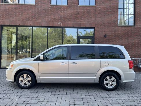 Used 2012 Dodge Grand Caravan SXT image 2