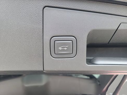 Used 2023 Cadillac XT4 Premium Luxury FWD image 12