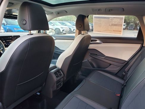 New 2025 Volkswagen Taos SE image 5