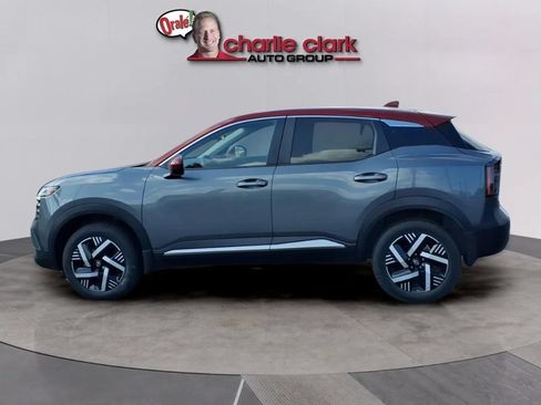 Used 2025 Nissan Kicks SV FWD image 2
