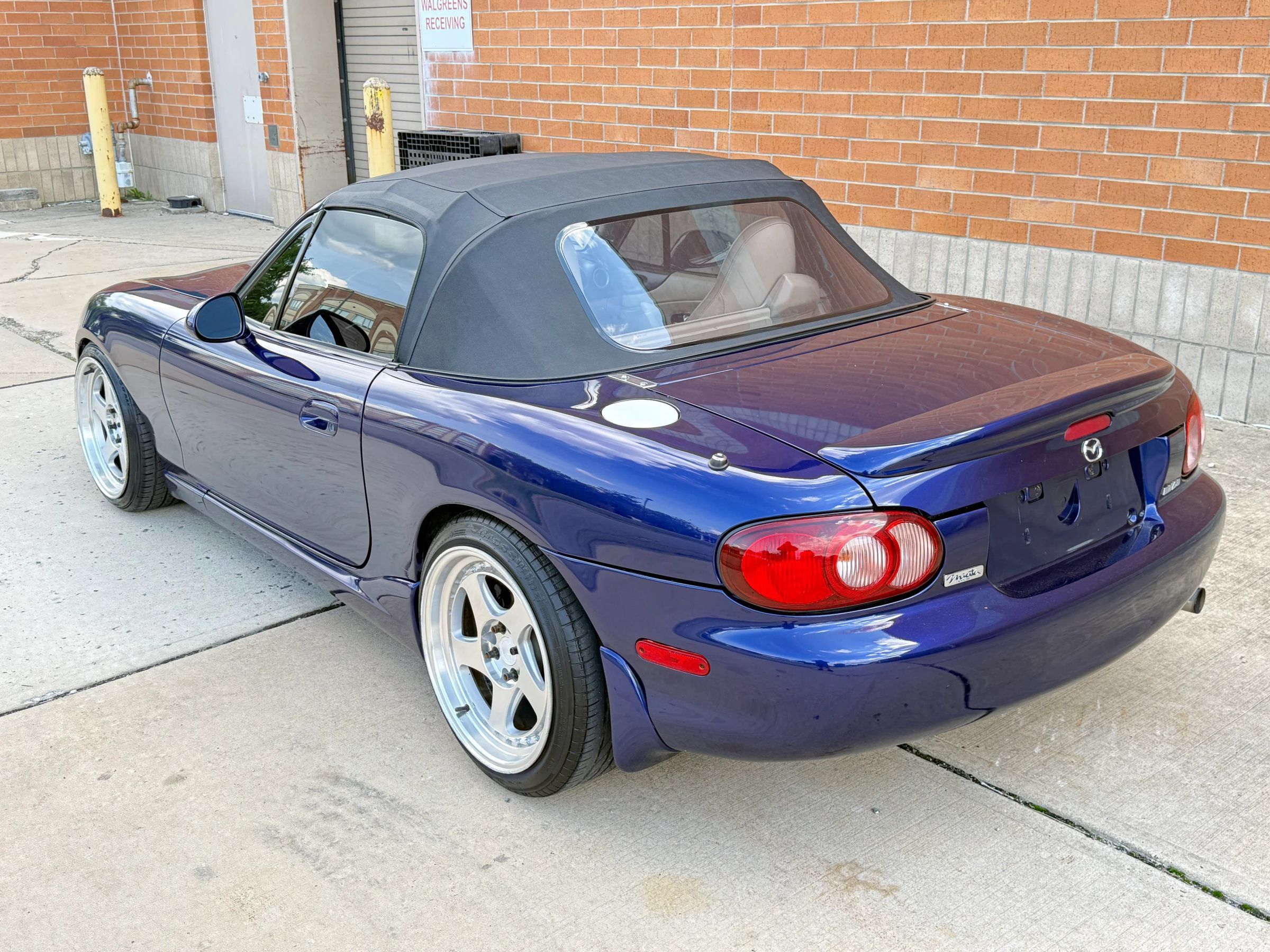 Used 2004 MAZDA MX-5 Miata LS w/ Sports Look Appearance Pkg RWD image 5