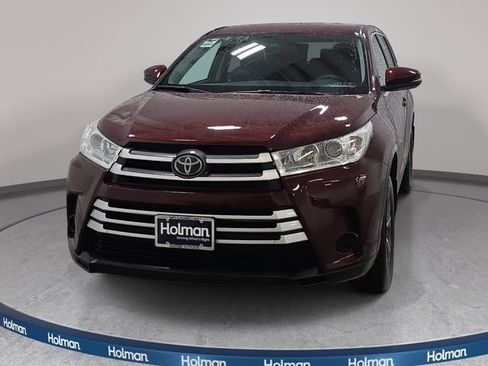 Used 2019 Toyota Highlander LE AWD/4WD image 3