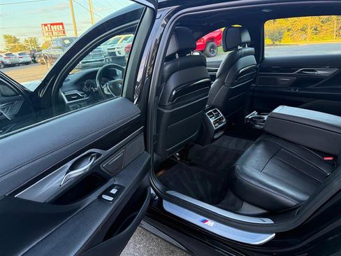 Used 2018 BMW 750i xDrive image 29