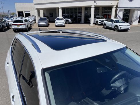 Used 2023 Volkswagen Tiguan SE w/ Panoramic Sunroof Package FWD image 10