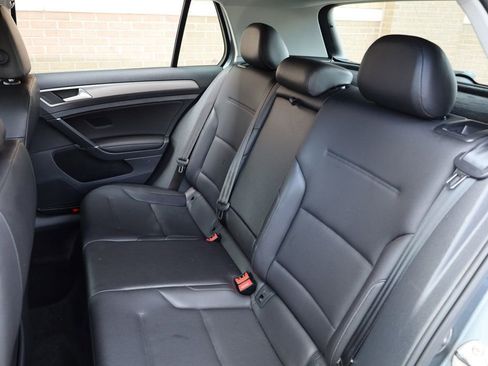 Used 2015 Volkswagen Golf S image 21