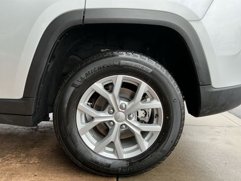 Used 2023 Jeep Grand Cherokee Limited image 27