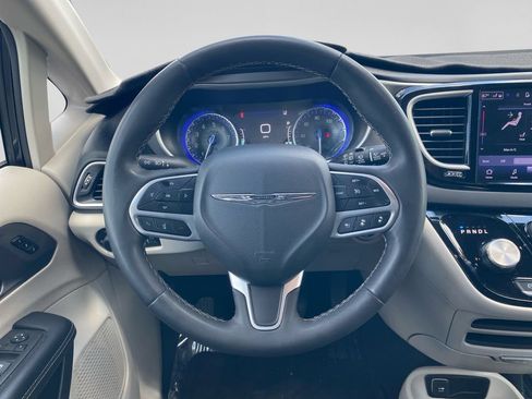Used 2023 Chrysler Pacifica Touring-L FWD image 14