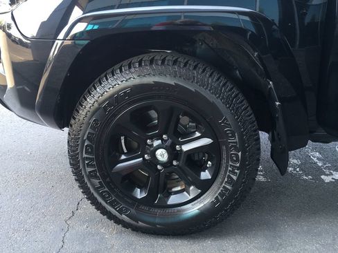 Used 2018 Toyota 4Runner SR5 AWD/4WD image 35