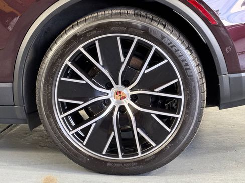 Certified 2025 Porsche Macan Electric RWD image 34