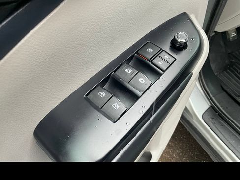 Used 2019 Toyota Highlander XLE AWD/4WD image 25