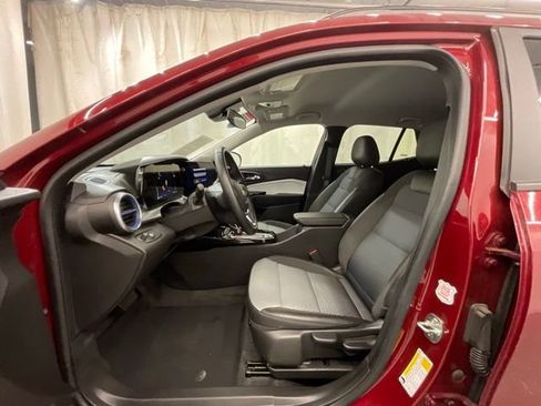 Used 2025 Chevrolet Trax LT w/ LT Convenience Package FWD image 9
