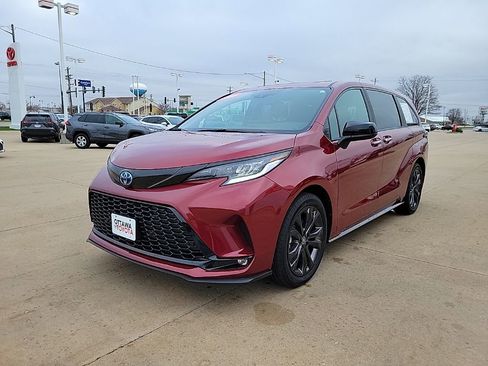Used 2025 Toyota Sienna XSE FWD image 2