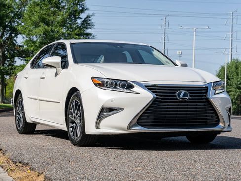 Used 2017 Lexus ES 350 w/ Luxury Package FWD image 3