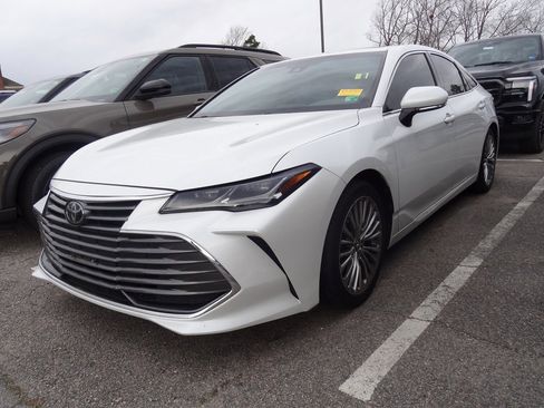 Used 2019 Toyota Avalon Limited image 3