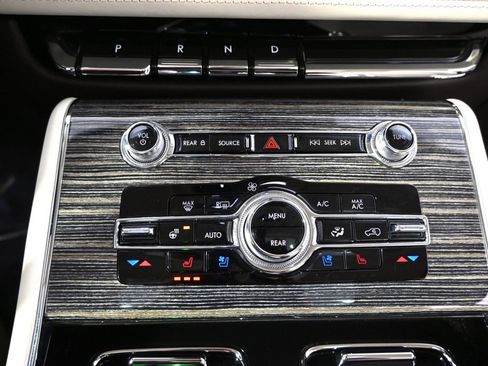 Used 2022 Lincoln Aviator Black Label w/ Class IV Trailer Tow Package image 32