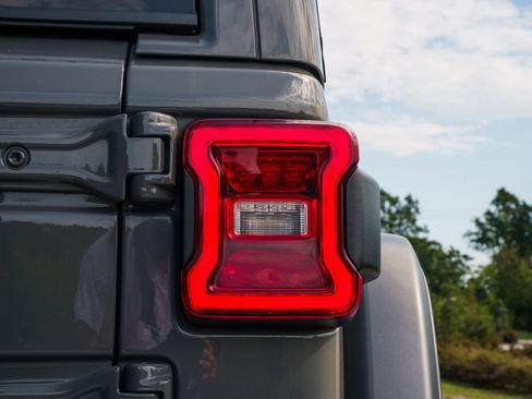 Used 2023 Jeep Wrangler Unlimited Rubicon 4xe w/ Cold Weather Group AWD/4WD image 17