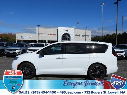 New 2026 Chrysler Pacifica Select image 2