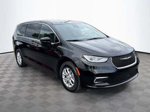 Used 2026 Chrysler Pacifica Select image 4