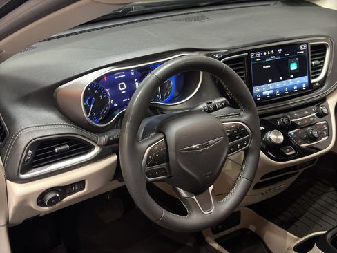 Used 2023 Chrysler Pacifica Touring-L AWD/4WD image 19