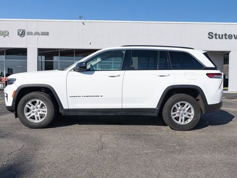 Used 2024 Jeep Grand Cherokee Laredo image 2