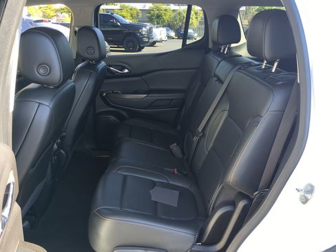 Used 2023 GMC Acadia SLT image 18